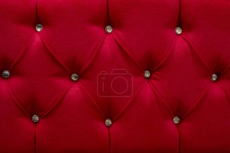 Foto de Tela roja con botones, patrón en forma de diamante, primer plano - Imagen libre de derechos