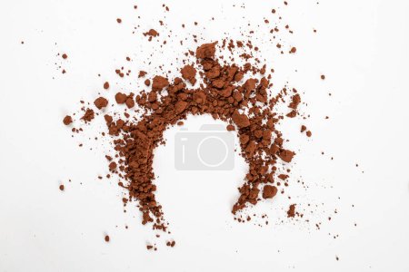 Téléchargez les photos : Cacao en forme de cercle en poudre renversé et dispersé, gros plan sur fond blanc - en image libre de droit