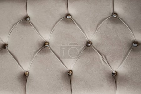 Foto de Tela de terciopelo gris con botones, patrón en forma de diamante, primer plano - Imagen libre de derechos