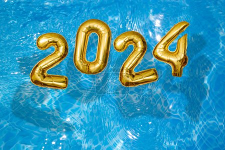 2024 Números dorados inflables en la superficie de las ondas del agua, feliz año nuevo con un concepto de piscina