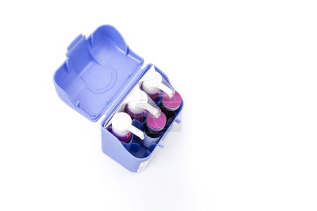 Fiolki z roztworem odpornościowym na alergie roztoczy kurzu, w niebieskim pudełku na białym tle, widok z góry miękkie fokus zbliżenie