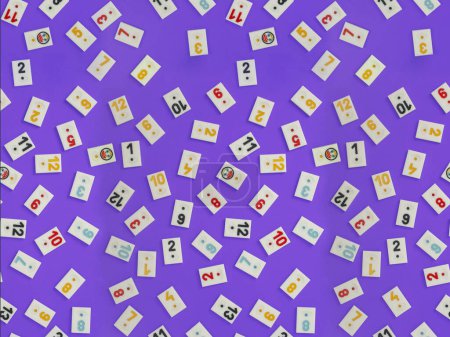 Téléchargez les photos : Tuiles en plastique du jeu rummikub, rummicub ou okey en Turquie, dispersées et disposées sur fond violet, motif sans couture - en image libre de droit