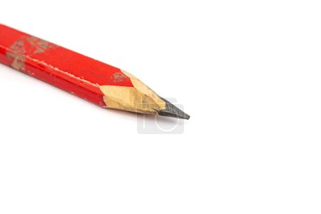 Crayón de carpintería plano rojo, primer plano aislado 