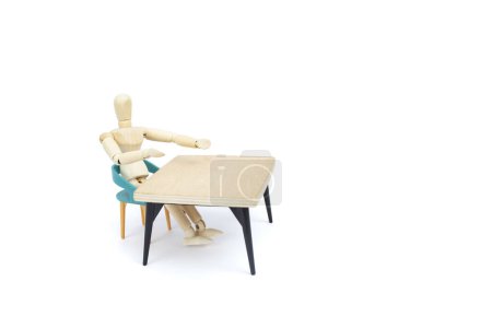 Mannequin en bois assis sur une chaise à une table en bois vide isolé sur fond blanc, geste invitant concept d'entrevue d'embauche