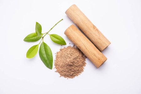Chandan- oder Sandelholzpuder mit Stöcken, Parfüm oder Öl, die ihren Duft jahrzehntelang behalten