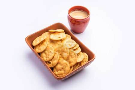 Téléchargez les photos : Mathri ou mathari est un Rajasthani, collation indienne et un type de biscuit floconneux, goûter - en image libre de droit