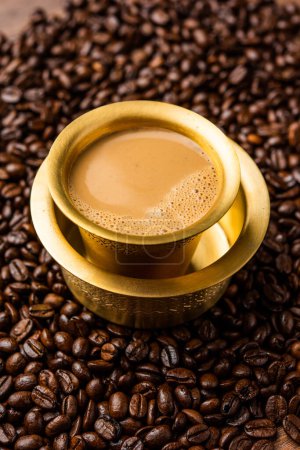 Téléchargez les photos : South Indian Filtre café servi dans une tasse traditionnelle en laiton ou en acier inoxydable - en image libre de droit