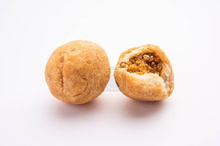 Foto de El kachori seco es un farsan con forma de bola de peluche de frutos secos también llamado kachauri, kachodi y katchuri. - Imagen libre de derechos