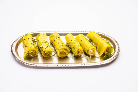 Khandvi oder Patuli, Dahivadi, Suralichi Vadi, ist ein herzhafter Snack aus Maharashtrien und Gujarat