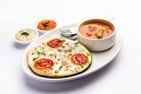 Téléchargez les photos : Uttapam ou Uttappa ou Oothapam est une recette de petit déjeuner sain de la cuisine sud-indienne - en image libre de droit