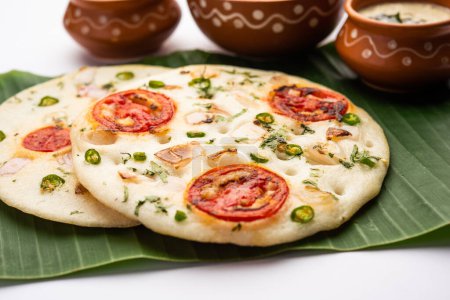 Téléchargez les photos : Uttapam ou Uttappa ou Oothapam est une recette de petit déjeuner sain de la cuisine sud-indienne - en image libre de droit