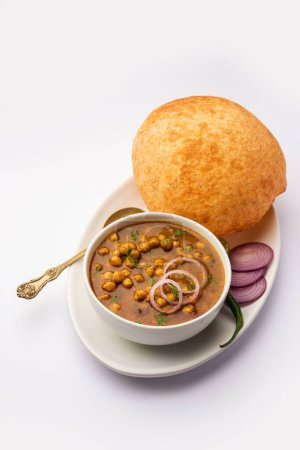 Téléchargez les photos : Chole bhature est un plat du nord de l'Inde. Une combinaison de chana masala et de bhatura ou puri - en image libre de droit