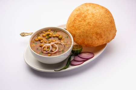 Foto de Chole bhature es un plato de comida del norte de la India. Una combinación de chana masala y bhatura o puri - Imagen libre de derechos
