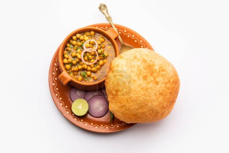 Téléchargez les photos : Chole bhature est un plat du nord de l'Inde. Une combinaison de chana masala et de bhatura ou puri - en image libre de droit