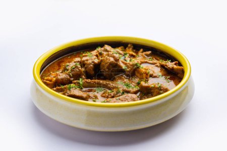 Foto de Estilo indio Mutton OR Gosht Masala OR carne de cordero indio rogan josh servido con Naan - Imagen libre de derechos