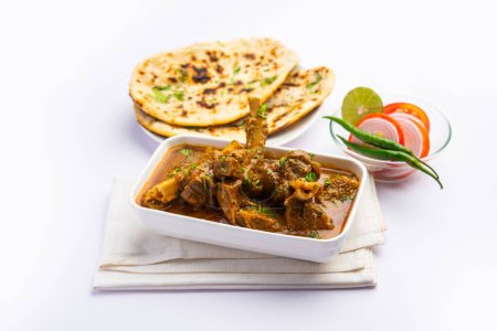 Hammelfleisch nach indischer Art ODER Gosht Masala ODER indisches Lammfleisch Rogan Joh serviert mit Naan