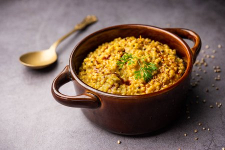 Hirse Khichdi oder bajra khichadi ist eine gesunde und proteinreiche glutenfreie indische Mahlzeit