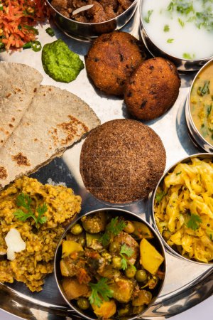 Téléchargez les photos : Millet Food thali or platter is an Indian vegetarian age old way of eating - en image libre de droit