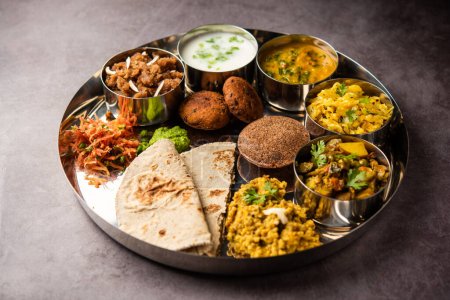 Hirse Thali oder Platte ist eine indische vegetarisch uralte Art zu essen