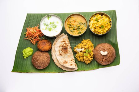 Téléchargez les photos : Millet Food thali or platter is an Indian vegetarian age old way of eating - en image libre de droit