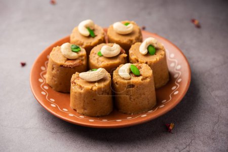 Téléchargez les photos : Atta Pinni is a traditional Punjabi winter delicacy, sweet made with wheat flour, ghee, dry fruits - en image libre de droit