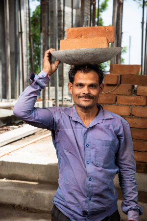 Foto de Retrato de indio asiático trabajador de la construcción o mano de obra trabajando en el sitio - Imagen libre de derechos