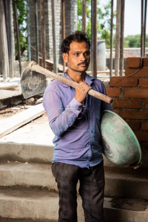 Foto de Retrato de indio asiático trabajador de la construcción o mano de obra trabajando en el sitio - Imagen libre de derechos