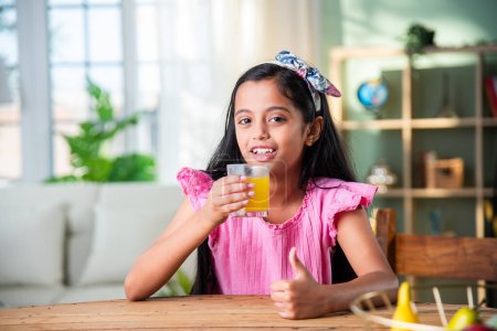 Foto de Una hermosa chica india bebiendo jugo fresco - Imagen libre de derechos