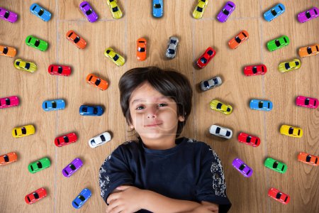 Foto de Indian Boy con coches de juguete - Imagen libre de derechos