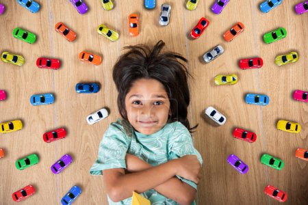 Téléchargez les photos : Garçon indien avec des voitures jouets - en image libre de droit