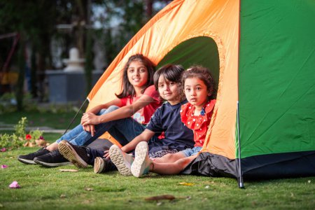 Téléchargez les photos : Enfants indiens dans une tente. Camping. Des enfants heureux pendant les vacances d'été - en image libre de droit