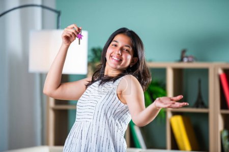 Foto de Foto de la cabeza retrato sonriente mujer india mostrando las llaves del hogar en la cámara - Imagen libre de derechos