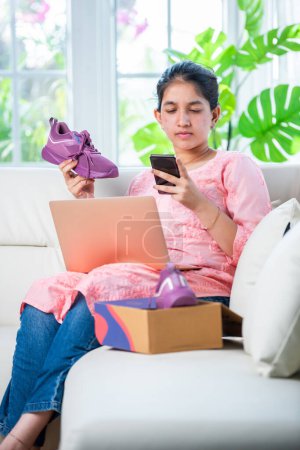 Téléchargez les photos : Indien jeune fille achats en ligne ou retour de chaussures - en image libre de droit