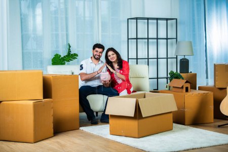 Foto de India pareja y hogar móvil concepto con alcancía y cajas de cartón - Imagen libre de derechos