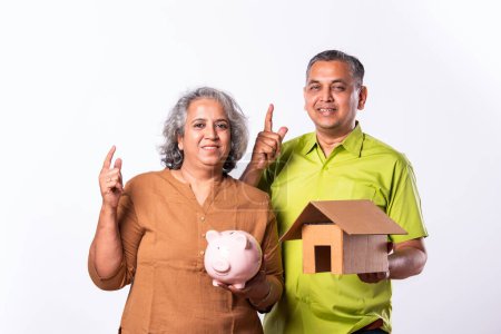 Téléchargez les photos : Indien asiatique moyen âge couple de cheveux gris et concept immobilier sur fond blanc - en image libre de droit