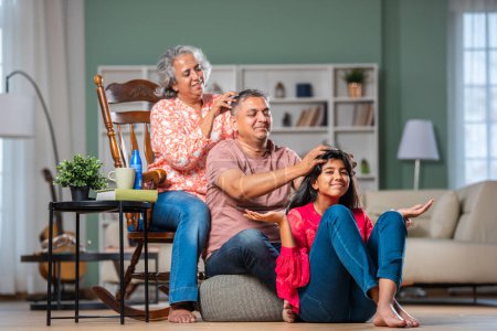 India pareja y hija familia dando cabeza masaje