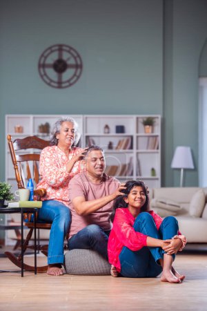 India pareja y hija familia dando cabeza masaje