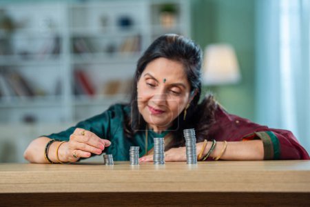 glücklich asiatische indische senior verheiratet Frau Zählen Geld Turm auf Tisch