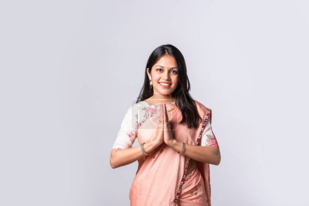 Téléchargez les photos : Indien asiatique jeune femme dans bienvenue namaskar ou namaste pose dans saree - en image libre de droit