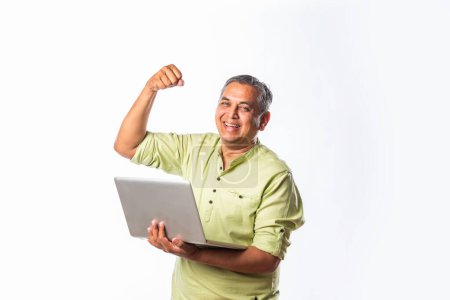 Foto de Mediados de edad indio asiático guapo hombre usando ordenador portátil, de pie o sentado sobre fondo blanco - Imagen libre de derechos