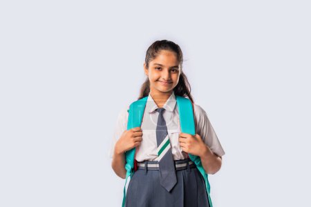 Foto de India asiático colegiala usa escuela uniforme y de pie con mochila - Imagen libre de derechos