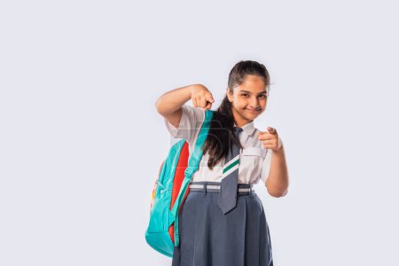 Foto de India asiático colegiala usa escuela uniforme y de pie con mochila - Imagen libre de derechos