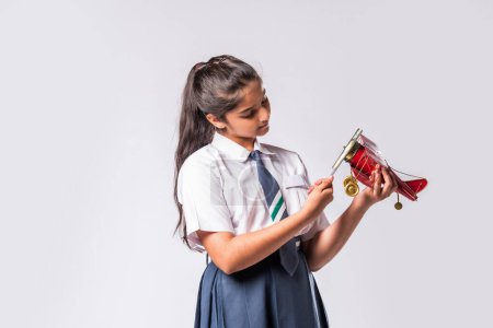 Téléchargez les photos : Indien asiatique écolière en uniforme scolaire étudiant la science impliqué dans la fabrication avion - en image libre de droit