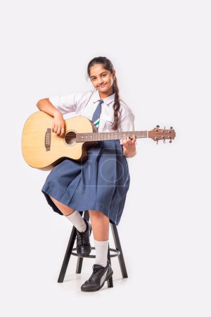 Téléchargez les photos : Asiatique indien écolière joue de la guitare - en image libre de droit