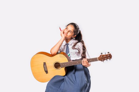 Téléchargez les photos : Asiatique indien écolière joue de la guitare - en image libre de droit