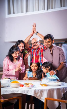 Téléchargez les photos : Indian asian family celebrating a birthday party at home - en image libre de droit