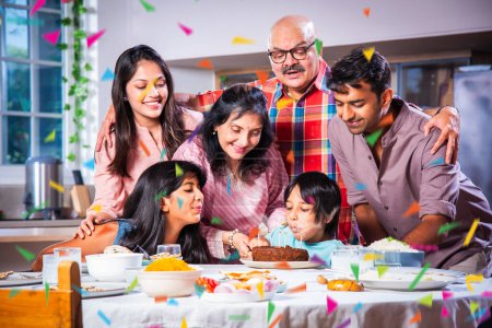 Foto de India asiático familia celebrando un cumpleaños fiesta en casa - Imagen libre de derechos