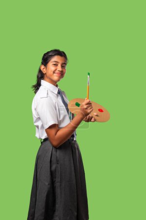Téléchargez les photos : Indien asiatique carrière orienté adolescent fille école enfant dépeignant éducation et futur profession concept - en image libre de droit