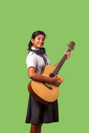 Foto de India asiático carrera orianted adolescente chica escuela niño retratar educación y futuro profesión concepto - Imagen libre de derechos