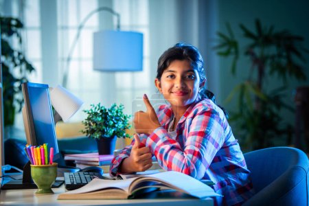 Foto de Indio asiático adolescente chica estudiar en casa usando personal computer, casa educación concepto - Imagen libre de derechos